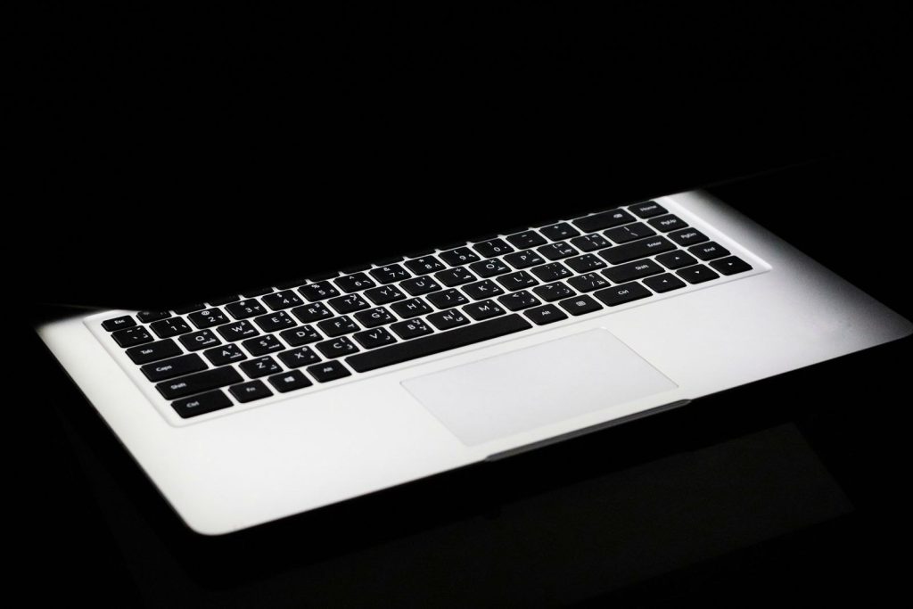 Klawiatura laptopa w ciemności, podświetlone klawisze