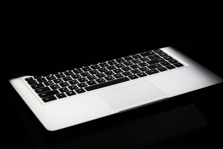 Klawiatura laptopa w ciemności, podświetlone klawisze