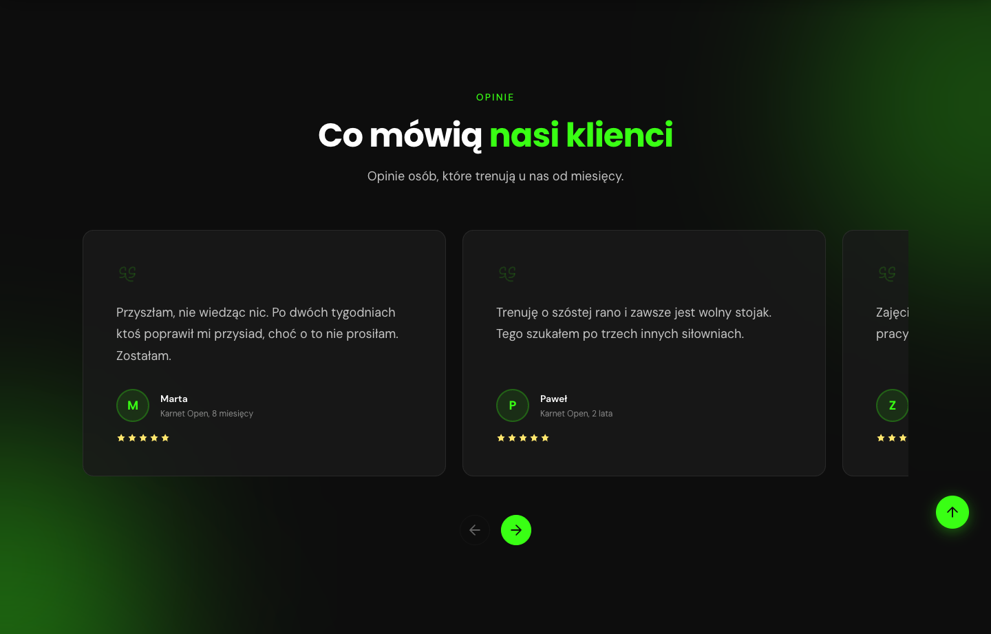 Opinie klientów na kartach, każda z imieniem, karnetem i oceną w gwiazdkach