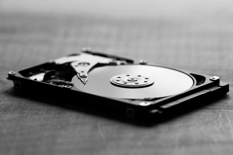 Rozkręcony dysk twardy z widoczną głowicą i talerzem