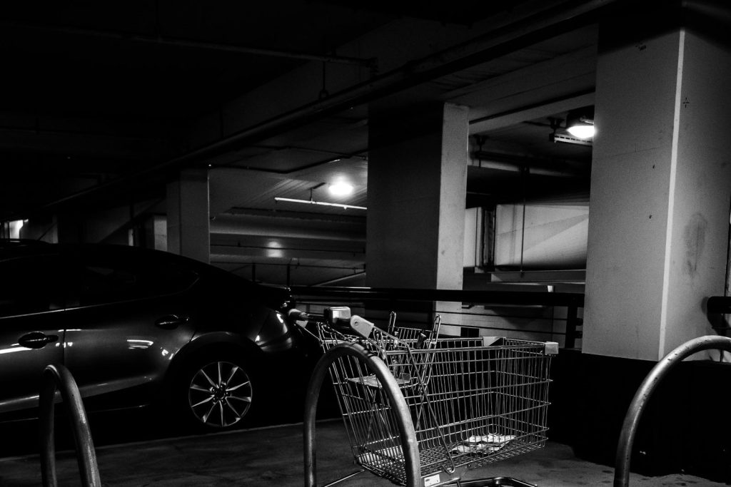 Porzucone wózki sklepowe na podziemnym parkingu